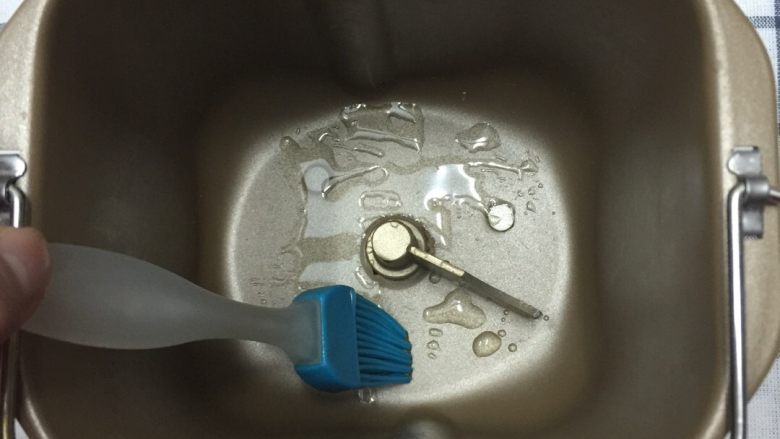 蔓越莓全麦和风面包--柏翠面包机版,面包机桶清洗干净,擦干,刷油备用