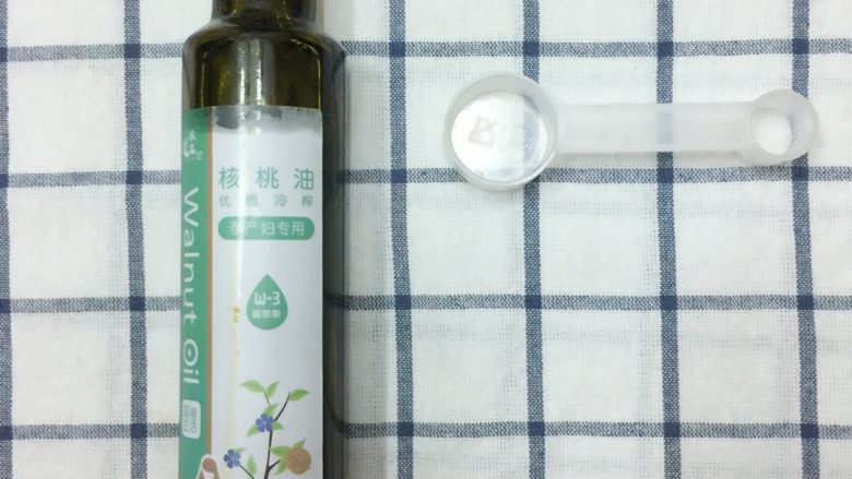 蔓越莓全麦和风面包--柏翠面包机版,因为怕脂肪含量高,改用核桃油。因为怕长胖,没有放白砂糖。