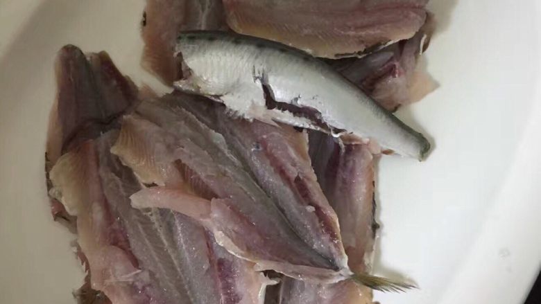 香酥沙丁鱼,把🐟收拾好(刺不要)怕大家不明白还原了一条整鱼(^。^)