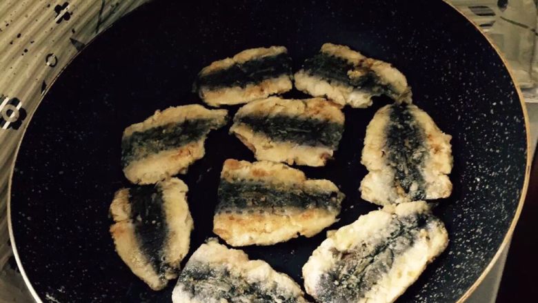 香酥沙丁鱼,锅里倒入适量油 两面煎黄 盐 胡椒粉(鱼香味脑补…)