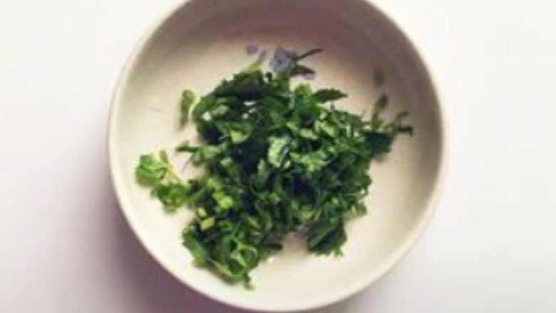 芝士海鲜意面,一点点欧芹切碎末,没有欧芹可以用芫荽代替。