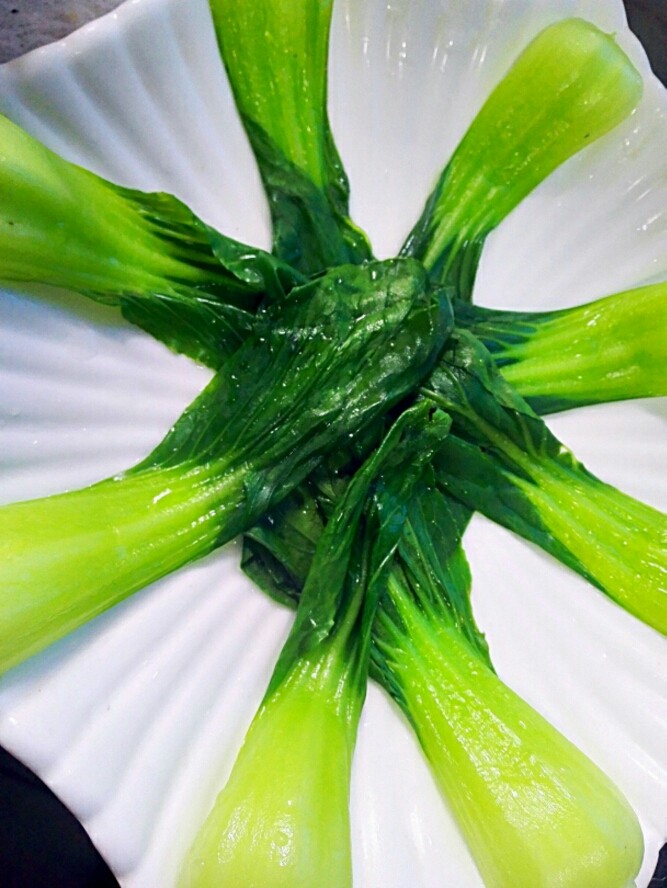 凉拌金针菇#春意绿#,取出沥干水,摆在盘中