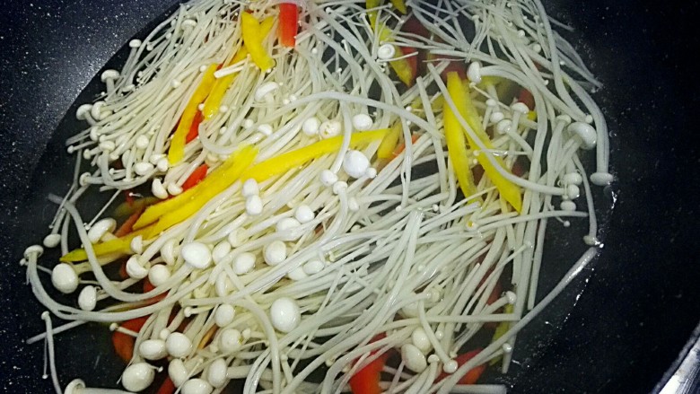 凉拌金针菇#春意绿#,水开后,放金针菇和彩椒,一分钟关火,只需要一分钟哦,金针菇易熟,煮久了反而会塞牙