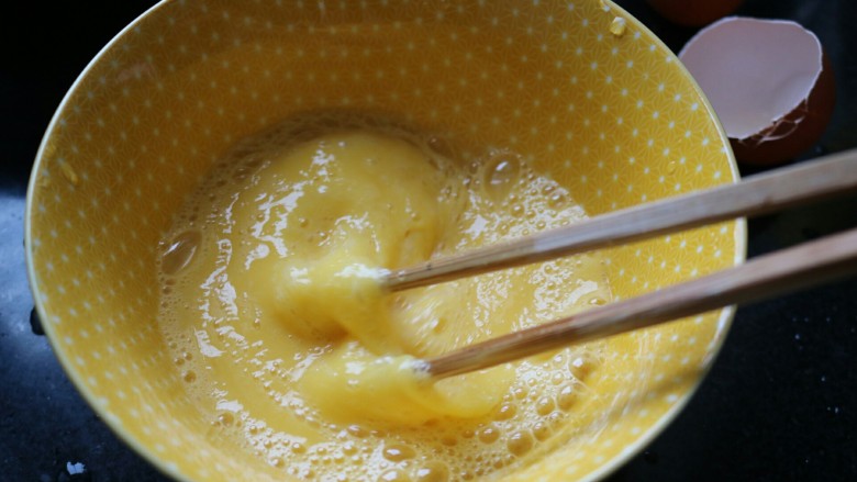 ≈鸡蛋羹≈,在碗内打入两个<a style='color:red;display:inline-block;' href='/shicai/ 9'>鸡蛋</a>，搅打均匀