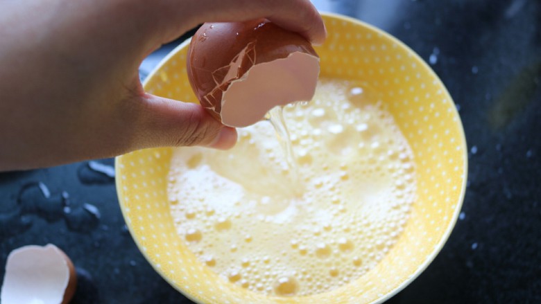 ≈鸡蛋羹≈,接着用刚才的蛋壳盛4完整蛋壳的水，也就是蛋和水的比较是1比2