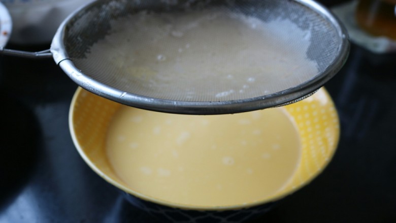 ≈鸡蛋羹≈,这时候会有很多泡沫，为了让蒸出来的鸡蛋羹口感更细腻，表面更光滑，可以把鸡蛋液过滤一下