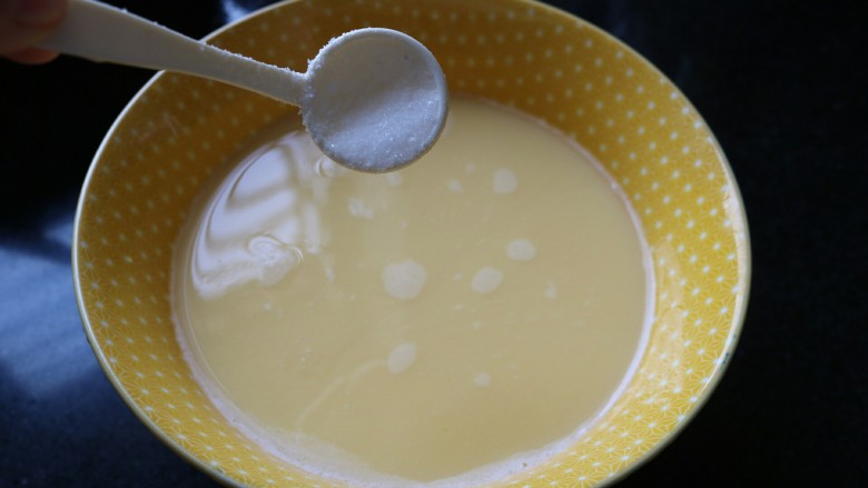 ≈鸡蛋羹≈,接着加入盐