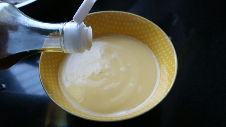 ≈鸡蛋羹≈,再加入<a style='color:red;display:inline-block;' href='/shicai/ 718'>料酒</a>和<a style='color:red;display:inline-block;' href='/shicai/ 847'>香油</a>，轻轻搅拌均匀