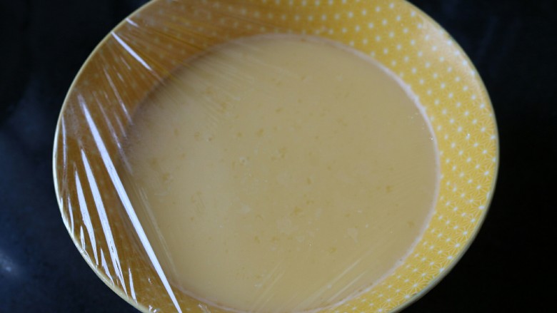 ≈鸡蛋羹≈,接着盖上一层保鲜膜或者盘子，这样也是为了蒸出来的鸡蛋羹更细腻，表面更光滑