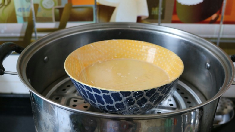 ≈鸡蛋羹≈,接着上锅蒸，大火蒸10分钟，再转中火蒸8分钟