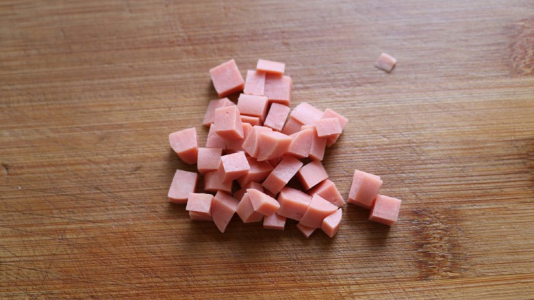 ≈鸡蛋羹≈,把<a style='color:red;display:inline-block;' href='/shicai/ 437'>火腿肠</a>切丁