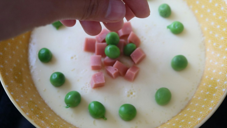 ≈鸡蛋羹≈,等鸡蛋羹蒸好后，把火腿肠丁和青豆撒在上面即可