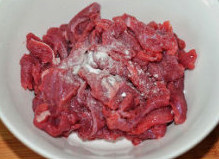 粉蒸牛肉盏,加入小苏打和<a style='color:red;display:inline-block;' href='/shicai/ 718'>料酒</a>后一起搅拌上劲；