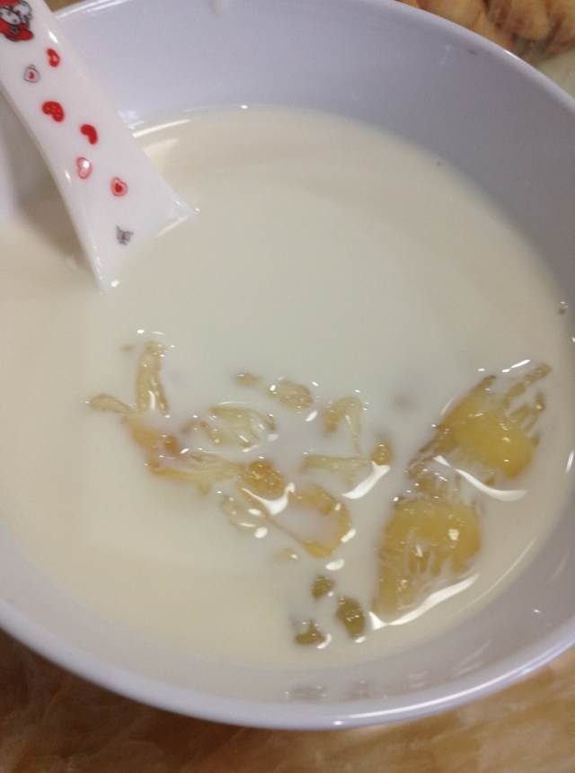 牛奶炖花胶