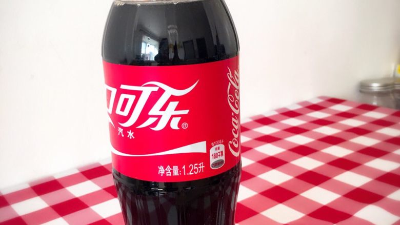 可乐鸡腿肉,<a style='color:red;display:inline-block;' href='/shicai/ 911'>可乐</a>一瓶,不要打开,使里面气体充足这样会有比较好的口感