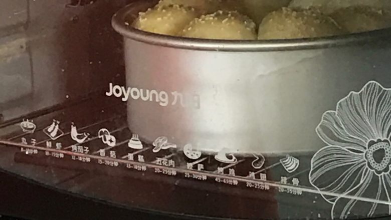 花朵面包,烤箱预热,下层150度30分钟。