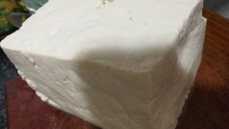 鲫鱼豆腐汤,如图胆水豆腐一整块