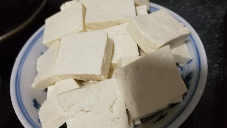 鲫鱼豆腐汤,豆腐切块,根据你喜好切条切块都可以