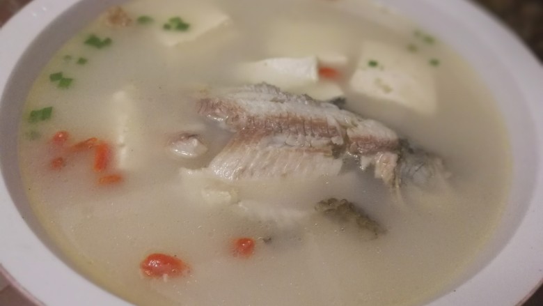 鲫鱼豆腐汤,出锅前放入<a style='color:red;display:inline-block;' href='/shicai/ 673'>枸杞</a>在锅里炖煮1分钟,加入盐即可出锅撒上葱花,就能享受到美味的鲫鱼汤了。