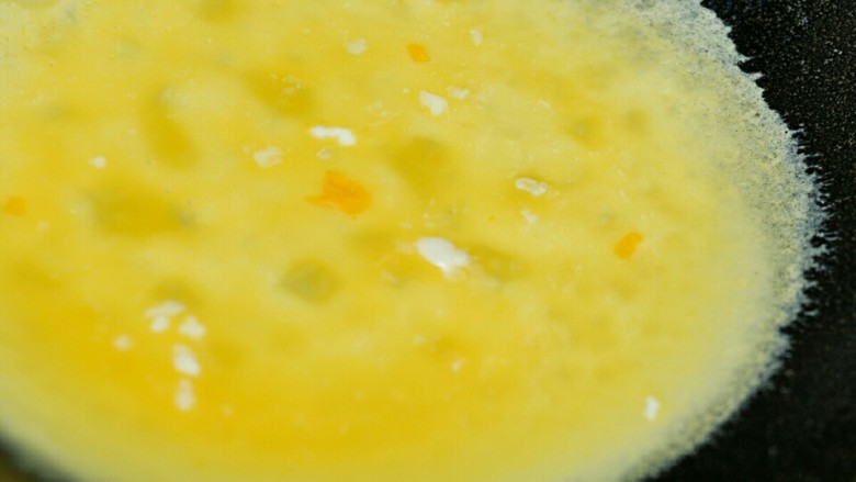 青椒炒豆腐皮,锅热后抹少许油，舀一勺蛋液烙成蛋皮。