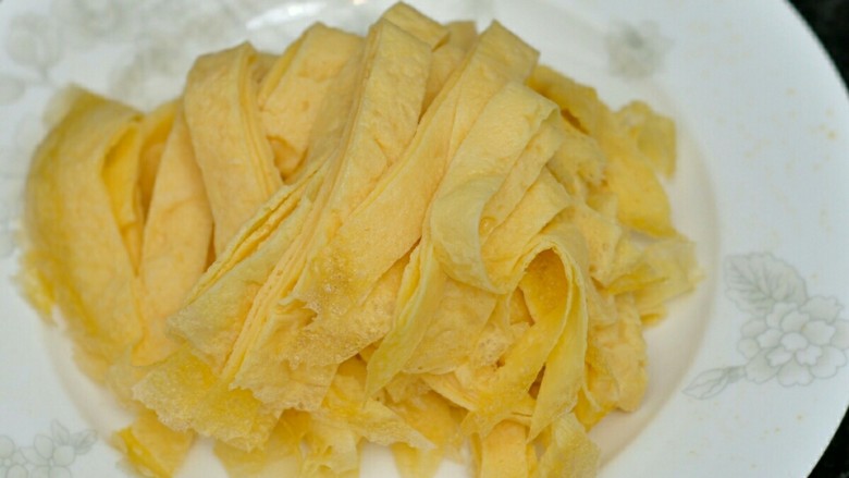 青椒炒豆腐皮,将蛋皮切条备用。
