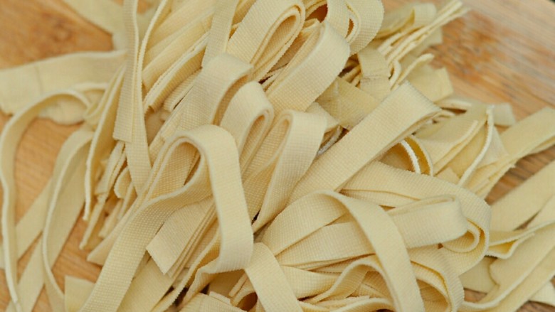 青椒炒豆腐皮,<a style='color:red;display:inline-block;' href='/shicai/ 4199'>豆腐皮</a>洗净切条。