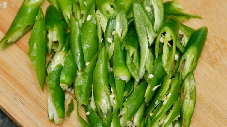 青椒炒豆腐皮,<a style='color:red;display:inline-block;' href='/shicai/ 61'>青椒</a>切块，<a style='color:red;display:inline-block;' href='/shicai/ 2794'>大蒜</a>切片。