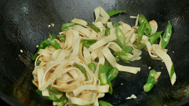 青椒炒豆腐皮,青椒炒熟后先放豆腐皮加少许盐，炒熟后再放入蛋皮，加少许<a style='color:red;display:inline-block;' href='/shicai/ 717'>味精</a>调味即可。
