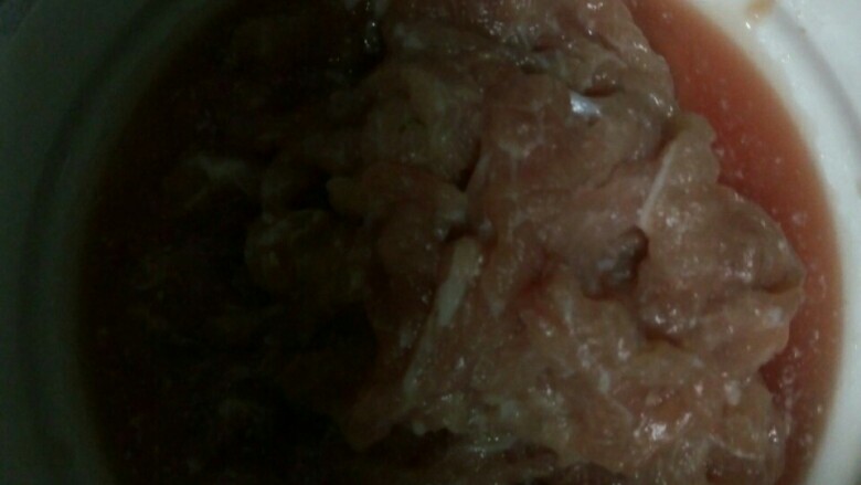 韭黄肉丝,肉丝洗净加盐,加点水,加豆粉合匀,不能太干。