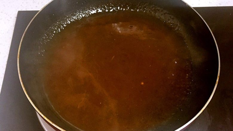 红烧狮子头,再来烧个浇汁儿:取适量煮过狮子头的汤汁放锅里,勾薄芡,淋在狮子头上即可。