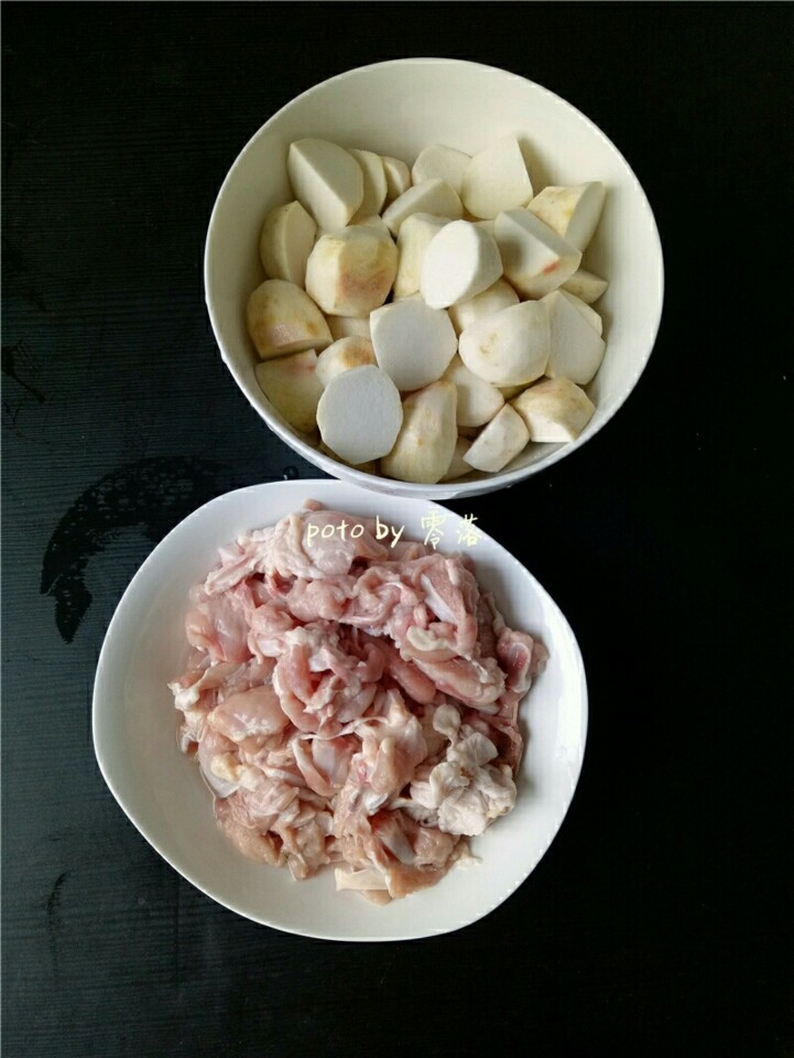 川菜芋儿鸡,鸡肉里调入适量<a style='color:red;display:inline-block;' href='/shicai/ 718'>料酒</a>,搅拌均匀后腌制片刻;芋头洗净切块;