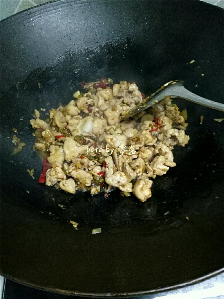 川菜芋儿鸡,放入鸡肉翻炒;