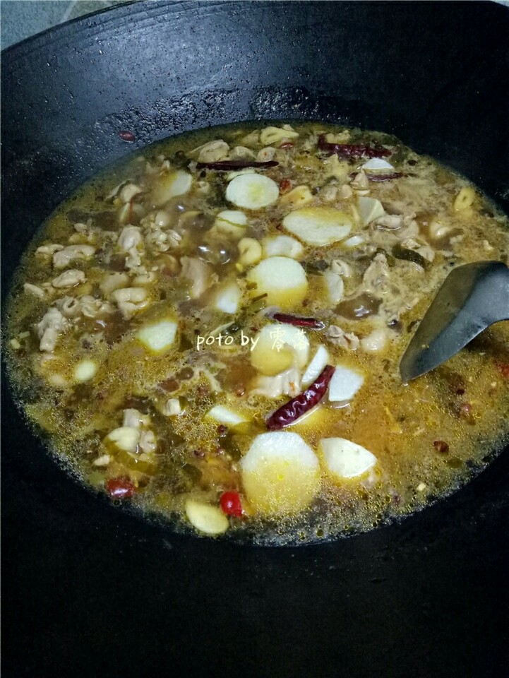 川菜芋儿鸡,鸡肉熟了之后,再放入芋儿;