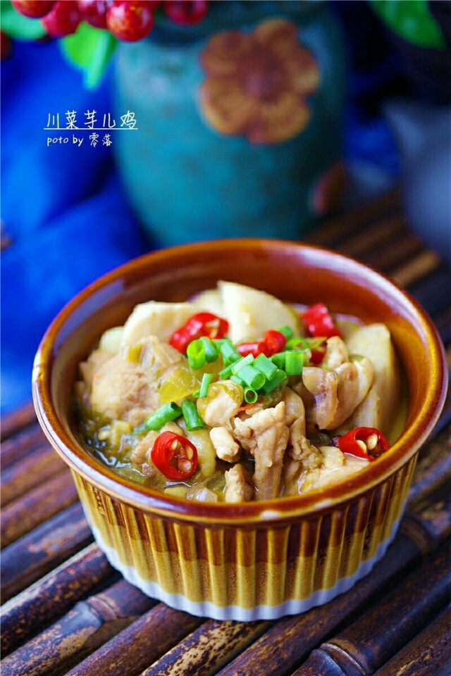 川菜芋儿鸡,起锅,盛出。
