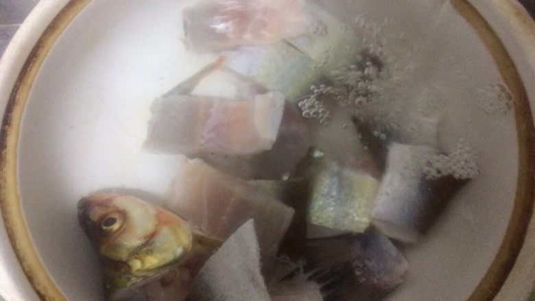 清蒸江白鱼,流水冲洗干净 这样鱼蒸出来汤水 清澈见底 没有杂质