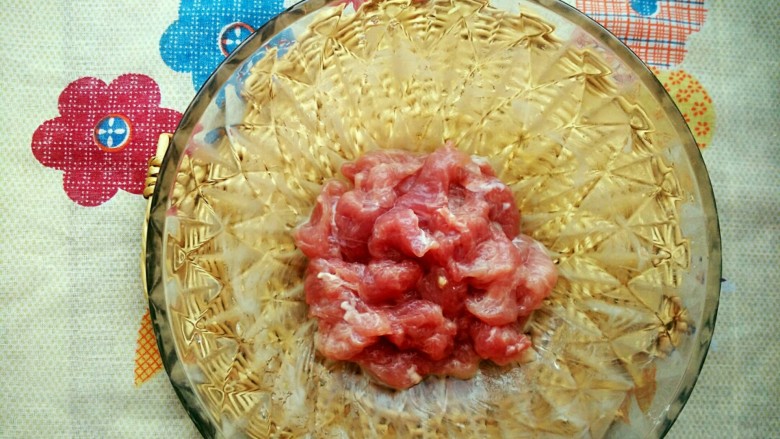 升级版山东名菜烧二冬,里脊肉切片,加入盐和淀粉上浆备用
