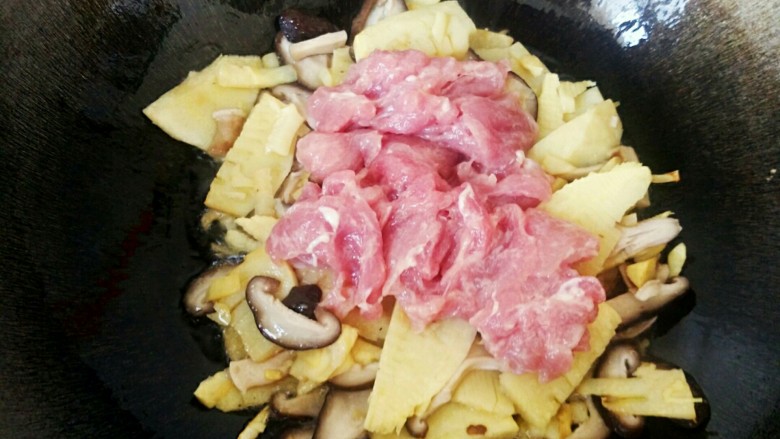 升级版山东名菜烧二冬,最后把肉片下入一起滑油,滑至肉片八成熟,把所有食材捞出沥干备用