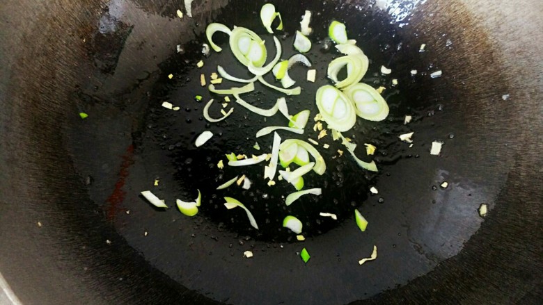 升级版山东名菜烧二冬,把锅里的油都倒出来,就着锅底的一层底油,下入葱姜炒香