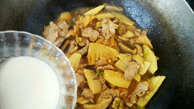 升级版山东名菜烧二冬,等待烧制的时间,我们去准备一碗水淀粉,水淀粉调好了,烧制的时间也差不多了,我们把水淀粉一点一点的倒入锅中,一定要边倒水淀粉边搅拌,这样芡汁均匀更浓稠