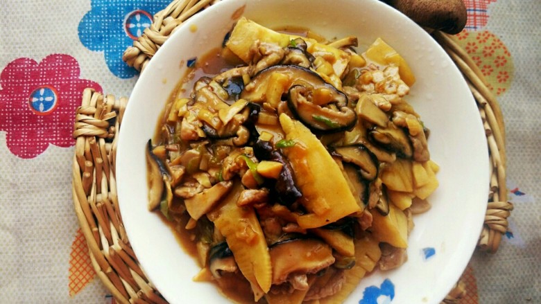 升级版山东名菜烧二冬,当所有食材都裹满汤汁,再淋入少许<a style='color:red;display:inline-block;' href='/shicai/ 847'>香油</a>,一道鲜香的下饭菜就可以出锅咯