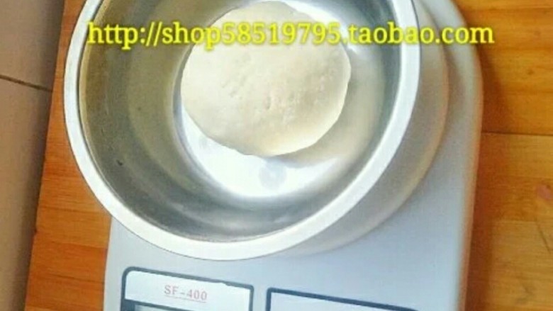 【春卷皮 京酱肉丝面饼 烤鸭饼皮】,揉好的面团150克左右,过程如下: