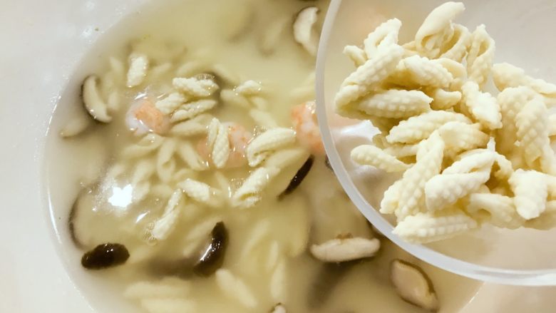 宝宝辅食:兰溪小麦铃-18M+,把之前准备好的小麦铃放入(大家按照宝宝需求下小麦铃,吃不完的可以放在冰箱冷冻哈)。