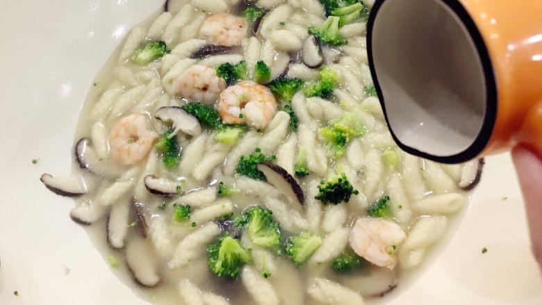 宝宝辅食:兰溪小麦铃-18M+,再中火炖5-8分钟,最后加一点点盐调味。小宝宝吃,建议煮久一点,妈妈们根据自己的情况适当调整煮的时间,盛出之前可以先帮宝宝尝尝哈。