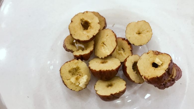 宝宝辅食:苹果红枣枸杞汤-12M+,将红枣去核切片,红枣去核切片方法见红枣脆片食谱:红枣脆片(http://home.ecook.cn/rp/240908867)