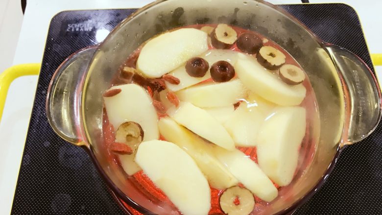 宝宝辅食:苹果红枣枸杞汤-12M+,放入红枣、枸杞和葡萄干,大火烧开转小火炖煮10分钟,然后加入苹果块炖煮3-5分钟。
》喜欢煮出苹果果胶的,也可以适当多煮点时间。