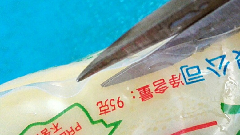 红烧日本豆腐,<a style='color:red;display:inline-block;' href='/shicai/ 477'>日本豆腐</a>先从旁边用剪刀头慢慢开剪去掉包装冲洗下切块，一根差不多切4~5截