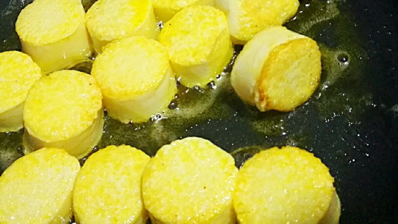 红烧日本豆腐,中火两面煎到金黄，我旁边也这样立起来也煎了