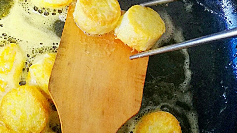 红烧日本豆腐,面上煎到有一点点酥皮就可以起锅，借助木铲子和筷子，轻轻的弄出来沥干