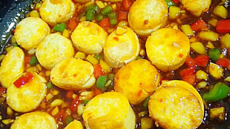 红烧日本豆腐,轻轻的颠勺， 略微翻均匀，再盖上焖一小会儿一分钟就可以了，待汁收得差不多