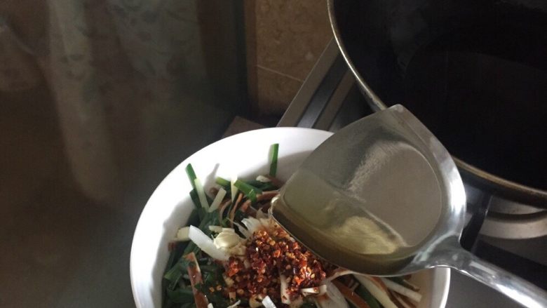 韭黄豆腐干,锅里热油至90°(我用的是菜籽油必须要油温高才去掉那个味道,其他油可以不必)熄火,待油温50°左右淋入